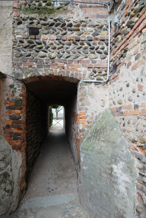 Passaggio dal cortile verso il centro paese